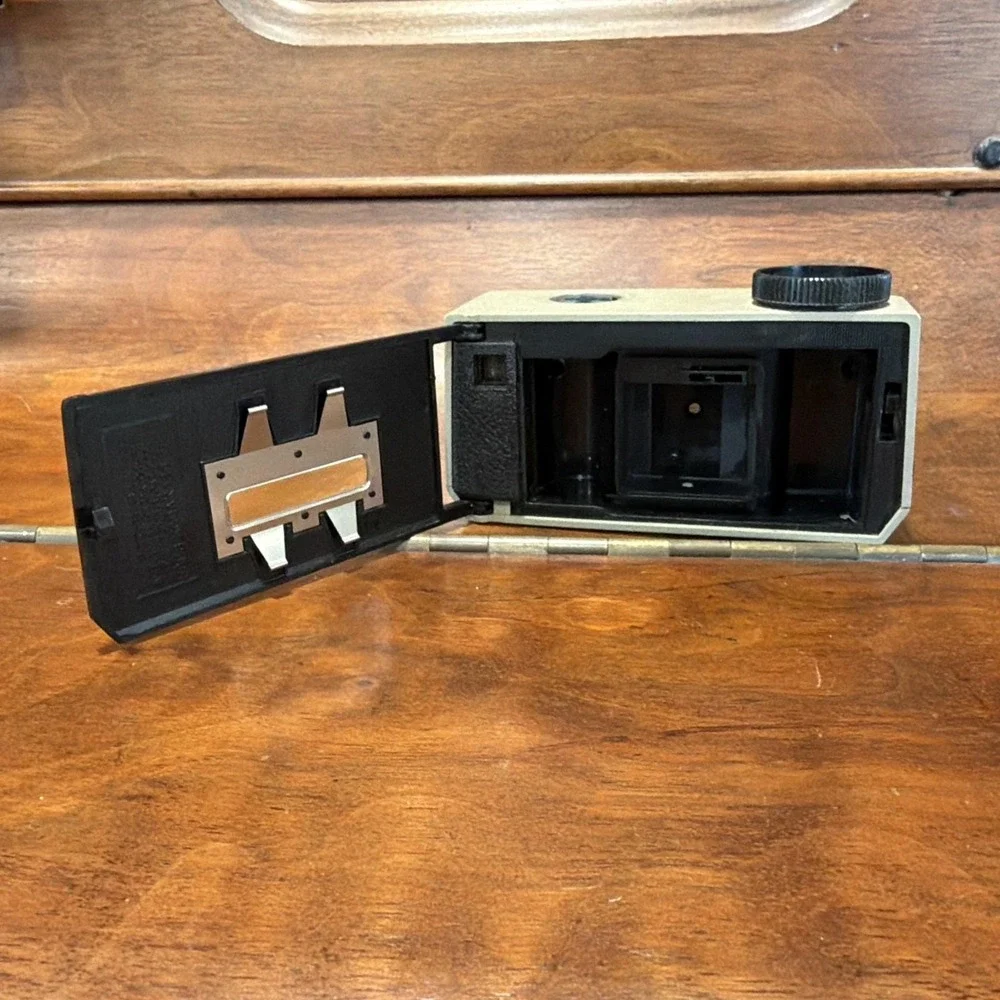 Vintage Kodak Hawkeye Instamatic II Camera Made In USA Vintage UNTESTED